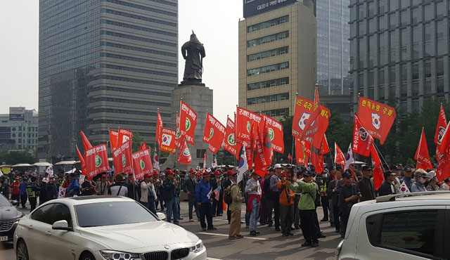 ▲ 광화문 광장을 가득 매운 태극기 단체들의 깃발. ⓒ이범진 기자.