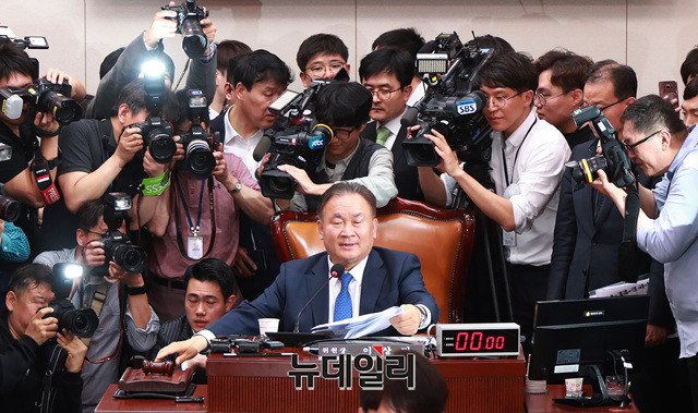▲ 지난달 29일 밤 서울 여의도 국회에서 열린 사법개혁특별위원회 전체회의에서 이상민 위원장이 선거제 개정과 공수처 법안 등을 패스트트랙으로 지정한 뒤 산회를 알리는 의사봉을 두드리고 있다. ⓒ뉴데일리 DB
