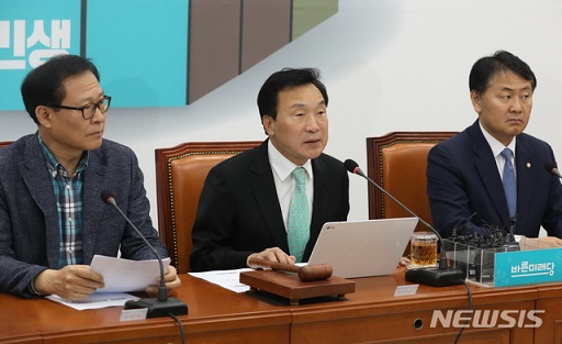 ▲ 지난 3일 서울 여의도 국회에서 열린 바른미래당 최고위원회의에서 손학규 대표(가운데)가 모두발언을 하고 있다. ⓒ뉴시스
