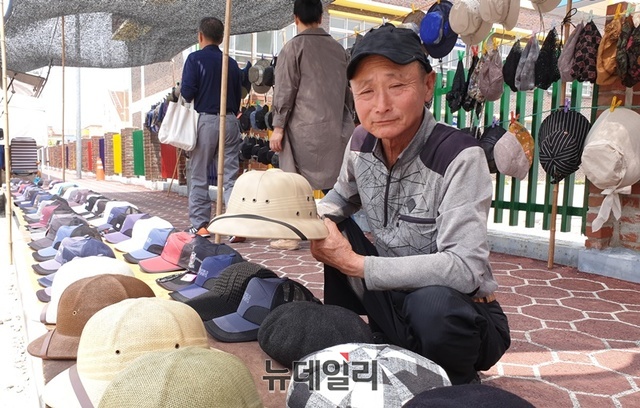 ▲ 강경대흥시장 입구에서 모자점을 하는 천상선 씨.ⓒ박근주 기자