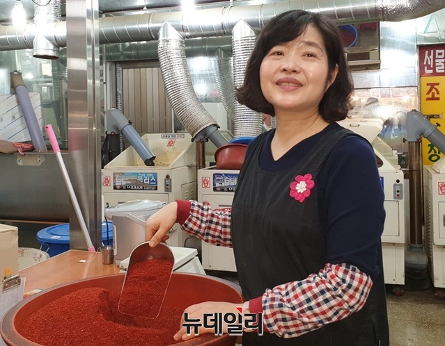 ▲ 한성농산 박수현 씨가 손님에게 고춧가루를 빻아 준 것을 보여주고 있다.ⓒ박근주 기자