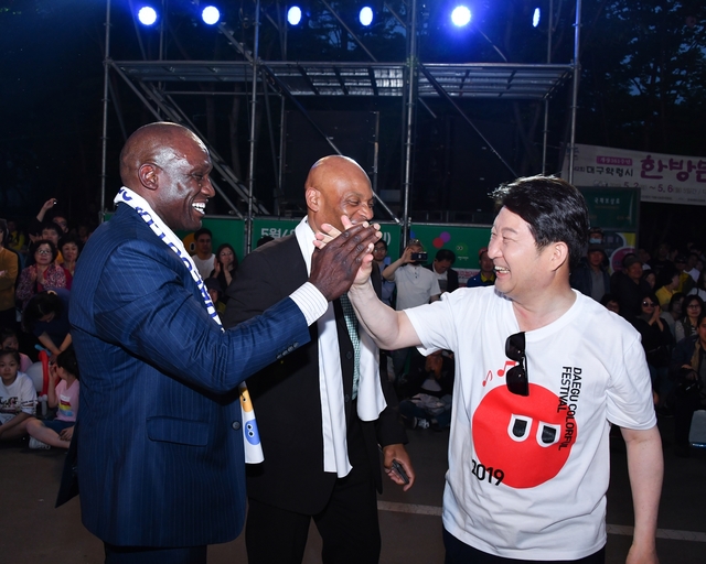 ▲ 주한미군 19원정 사령관이 개막식 프리 플레쉬몹 참가 중 권영진 시장과 악수하는 장면.ⓒ대구시