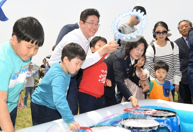 ▲ 경북도는 제97회 어린이날을 맞아 5일 오전 10시부터 의성종합운동장에서 경북도교육청, 의성군과 함께 ‘제25회 경북 어린이날 큰 잔치’를 개최했다.ⓒ경북도