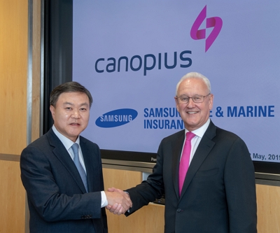 ▲ 전략적 파트너십 계약 체결 후 악수를 하고 있는 최영무 삼성화재 사장(좌측)과 마이클 왓슨 캐노피우스사 회장(우측).ⓒ삼성화재