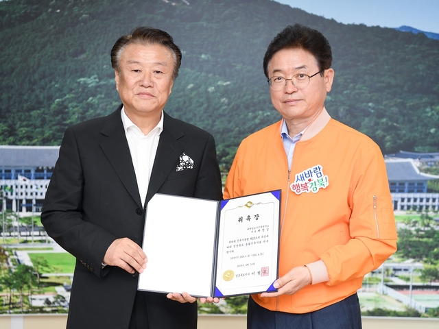 ▲ 배병길 경상북도 총괄건축가 위촉장 수여 모습. 왼쪽이 배병길씨.ⓒ경북도