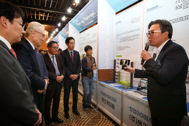 ▲ 계명대 창업지원단이 지난 2018 계명 창업기업인 데이행사를 가져 계명대 소속 스타트업 기업들이 제품을 전시회 설명을 하고 있다.ⓒ계명대