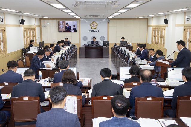 ▲ 경북도의회 예산결산특별위원회(위원장 오세혁)는 지난 3일 경북도지사와 경북도교육감이 제출한 올해 제1회 추가경정 세입·세출예산안 및 기금운용계획안에 대한 심사를 하고 최종 의결했다.ⓒ경북도의회