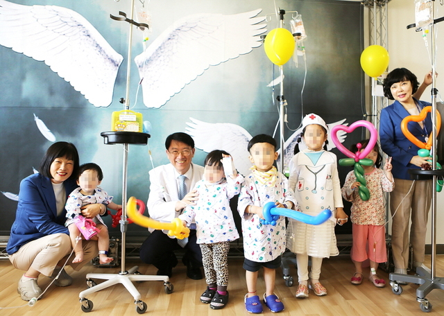 ▲ 병원 관계자들과 환아들이 포토존에서 기념 촬영을 하고 있다.ⓒ동산병원