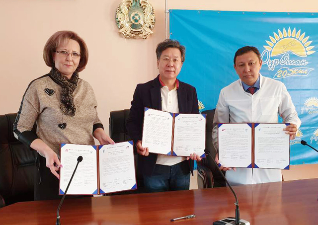 ▲ 지난 달 24일 카자흐스탄 현지에서 대구보건대, 'Mother and Child Center' 모자병원, 'KKU-HEALTH LLP' 물리치료 전문병원 등 세 기관이 취업 활성화에 대한 MOU을 체결했다.(왼쪽부터‘KKU-HEALTH LLP’병원 라리사 이사장, 김한수 경영부총장,‘Mother and Child Center’병원 에르멕 병원장).ⓒ대구보건대