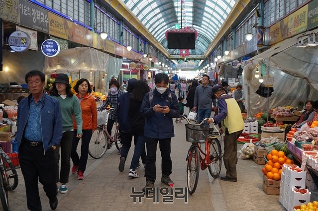 ▲ 연휴 마지막날인 6일 오후 세종시 세종전통시장에는 장을 보기 위해 나온 시민들이 크게 늘었다.ⓒ김정원 기자