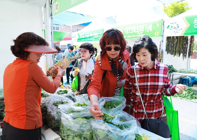 ▲ 산나물 먹거리 장터는 늦은 시간까지 손님들이 북적거렸는데 축제기간 축협에서만 판매된 양이 소고기 2톤, 돼지고기가 1톤으로 약 2만인분이 판매됐다.ⓒ영양군