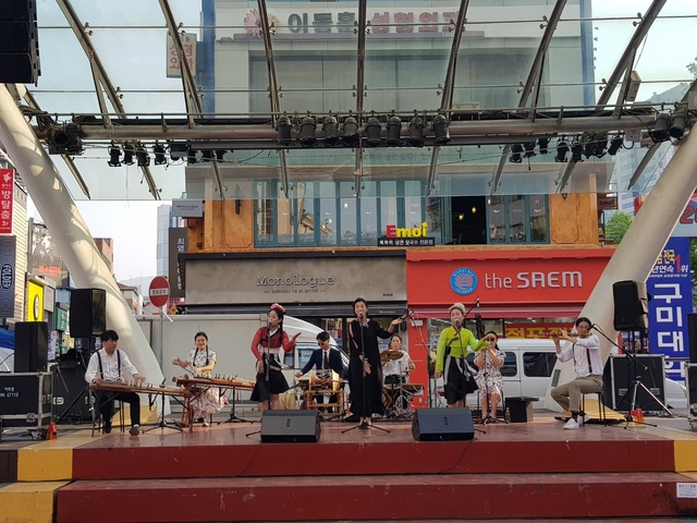 ▲ 의성군은 지난 1일 대구 동성로에서 거리 공연을 하면서 의성 세계연축제와 의성관광자원 홍보에 적극 나섰다.ⓒ의성군