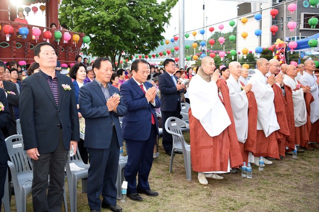 ▲ 군위군이 지난 4일 오후 6시 군위읍 팔각정 광장에서 부처님 오신 날 봉축탑 점등식 행사를 개최했다.ⓒ군위군