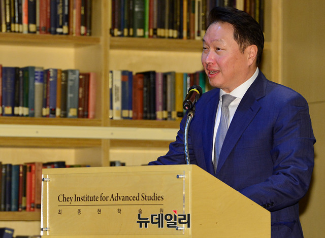 ▲ 최태원 SK 회장이 지난 2월 서울 역삼 한국고등교육재단에서 열린 ‘최종현 학술원 출범 기념 한미중 3국 컨퍼런스’에서 인사말을 하고 있다. ⓒ뉴데일리