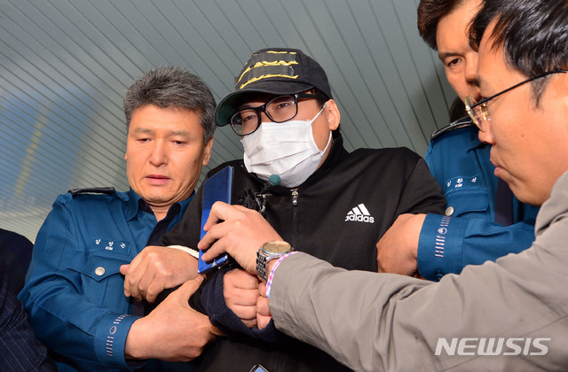 ▲ 중학생 의붓딸을 살해하고 유기해 보복살인 혐의를 받는 김모(31)씨가 7일 광주 동부경찰서에서 검찰에 송치되고 있다. ⓒ뉴시스