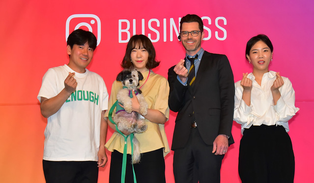 ▲ (왼쪽부터) 하이브로우 이세희 대표, 반려견 철수와 견주, 짐 스콰이어스 비즈니스 및 미디어 총괄 부사장, 오이뮤 신소현 대표 ⓒ정상윤 기자