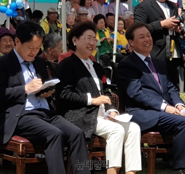 ▲ 현진복지재단이 7일 '2019 현진복지재단 어버이날 행사를 마련한 가운데 권현숙 이사장(사진 가운데)과 도종환 국회의원(오른쪽)이 행사 중 진행자의 재담에 웃고 있다. 사진 왼쪽은 충북도의회 박상돈 의원.ⓒ박근주 기자