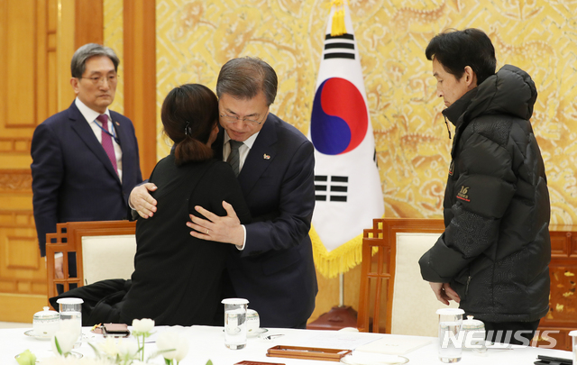 ▲ 지난 2월 18일 문재인 대통령이 태안 화력발전소 컨베이어 벨트 사고로 숨진 노동자 고(故) 김용균씨를 위로하고 있다. 이 자리에서 문 대통령은 