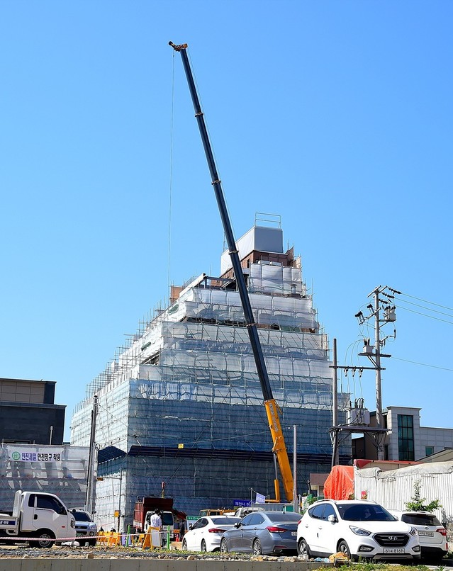 ▲ 7일 충북 제천시 하소동 스포츠센터 화재건물 철거 현장.ⓒ제천시
