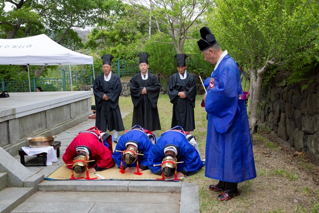 ▲ 월성원전 노기경 본부장이 초헌관으로서 신위에 첫 번째로 헌작했다.ⓒ월성원전