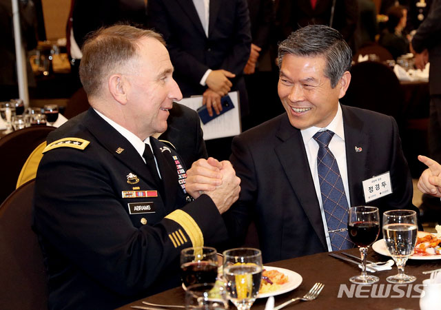 ▲ 지난 4월 로버트 에이브람스 주한미군 사령관과 손을 맞잡은 정경두 국방장관. ⓒ뉴시스. 무단전재 및 재배포 금지.