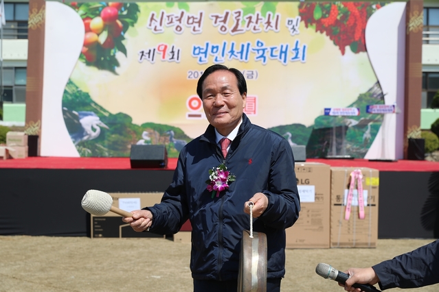 ▲ 김주수 의성군수가 경로잔치에서 지역민과 함께 징을 치며 즐거운 시간을 보내고 있다.ⓒ의성군