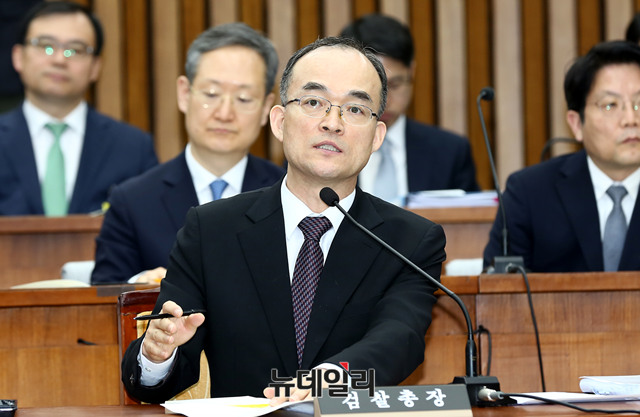 ▲ 문무일 검찰총장이 7일 오전 출근길에서 