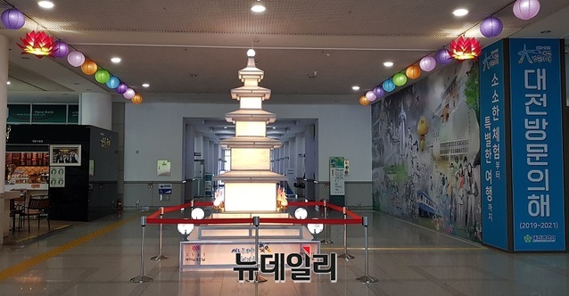 ▲ ‘마음愛자비를! 세상愛 평화를!.’ 대전시가 오는 10일 ‘불기 2563 부처님오신날’을 앞두고 시청 1층 로비에 ‘등탑’을 설치했다. 시는 부처님오신날을 앞두고 온누리에 부처님의 자비가 펴지기를 기원했다.ⓒ김정원 기자