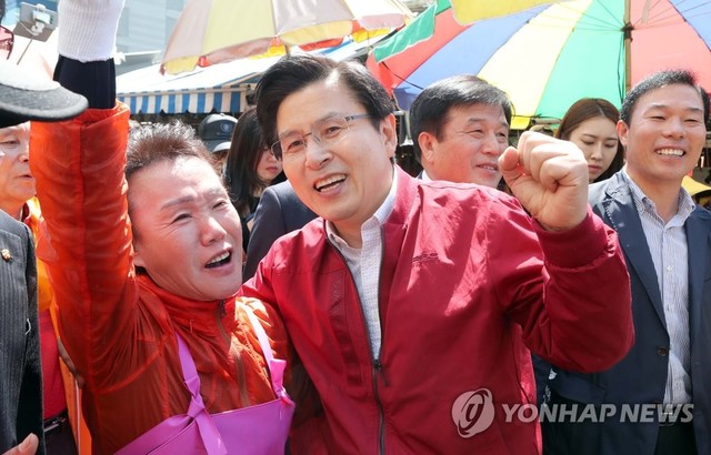 ▲ 황교안 자유한국당 대표가 7일 '민생 투쟁 대장정' 시작 장소로 부산 자갈치 시장을 방문해 한 상인과 인사하고 있다.ⓒ연합뉴스