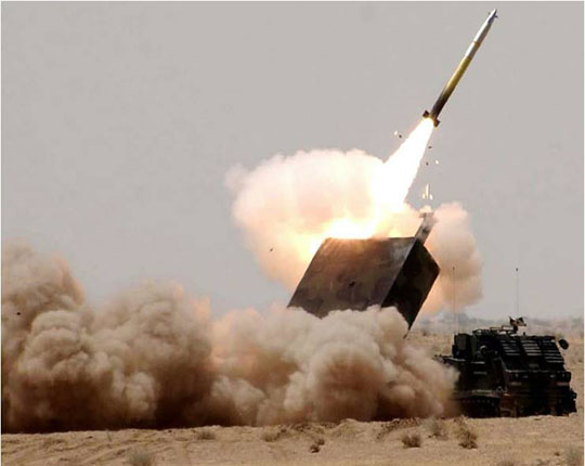 ▲ 중국산 대구경 방사포 A-100을 탄도미사일로 개조한 파키스탄 NASR 미사일. 구경 400mm의 대형 로켓이다. ⓒ파키스탄 국영방송 화면캡쳐.