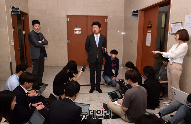 ▲ 바른미래당 유의동 의원이 7일 국회 정론관에서 김관영 원내대표의 사퇴를 촉구했다. ⓒ박성원 기자