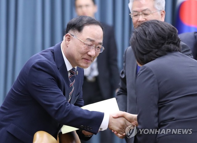 ▲ 홍남기 경제부총리 겸 기획재정부 장관(왼쪽)과 박영선 중소벤처기업부 장관이 8일 오전 서울 세종로 정부서울청사에서 열린 '경제활력 대책회의'에 참석, 인사하고 있다. ⓒ연합뉴스