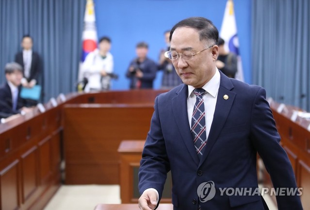 ▲ 홍남기 경제부총리 겸 기획재정부 장관이 8일 오전 서울 세종로 정부서울청사에서 열린 '경제활력 대책회의'에서 참석자들과 인사한 뒤 자리로 돌아가고 있다. ⓒ연합뉴스