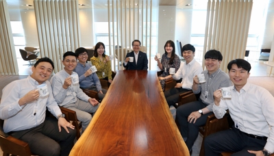 ▲ 성대규 신한생명 사장(왼쪽에서 다섯번째)이 직원들과 함께 머그컵을 들고 차담을 나누며 캠페인 참여를 알리는 기념촬영을 하고 있다.ⓒ신한생명