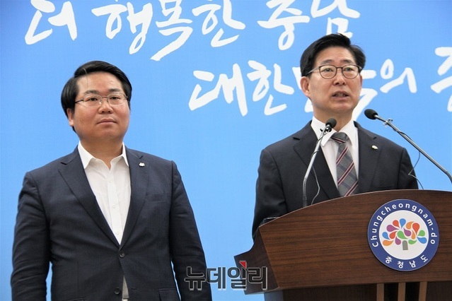 ▲ 양승조 충남도지사가 8일 도청 프레스룸에서 기자회견을 갖고  ‘충남형 더 행복한 주택’ 사업에 대해 기자들에게 설명하고 있다.ⓒ김정원 기자