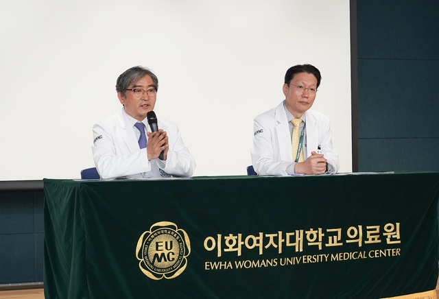 ▲ 이화여자대학교 의료원(이하 이화의료원)은 8일 이대서울병원에서 열린 개원 기념 기자간담회에 참석한 문병인 이화의료원장(왼쪽)과 편욱범 초대 이대서울병원장(오른쪽) ⓒ이화의료원