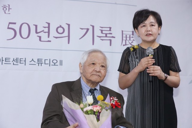 ▲ 7일 오후 서울 마포아트센터에서 열린 '연출가 임영웅 50년의 기록展' 오프닝 행사에서 임영웅 연출가의 딸인 임수진 소극장 산울림 극장장이 감사인사를 전하고 있다.ⓒ연합뉴스