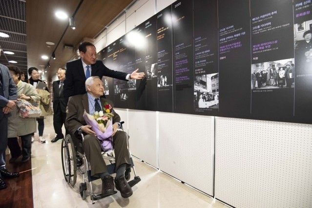 ▲ '연출가 임영웅 50년의 기록展' 오프닝 행사에서 임 연출가와 유동균 마포구청장이 전시를 둘러보고 있다.ⓒ마포문화재단