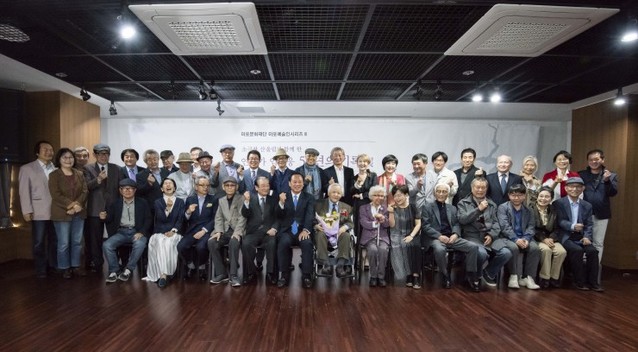 ▲ '연출가 임영웅 50년의 기록展' 오프닝 행사에서 참석자들이 기념촬영을 하고 있다.ⓒ마포문화재단