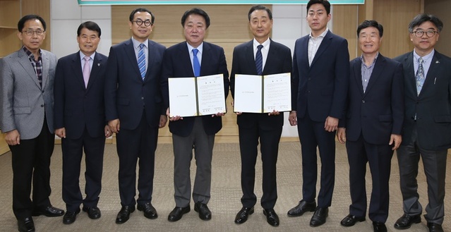 ▲ 청주산업단지관리공단이 8일 2019청주공예비엔날리 성공을 위한 협약을 맺었다.ⓒ청주시