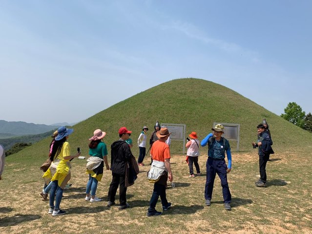 ▲ 지난 4일 실시한 ‘고령 신비의 대가야 여행’ 상품에 관광객 140명이 참가해 전통문화 체험관광을 하고 있다.ⓒ고령군