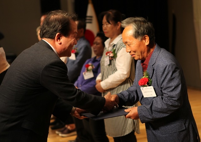 ▲ 세종시가 8일 시청 여민실에서 ‘제47회 어버이날 기념행사’를 가진 가운데 이강진 정무부지사가 효행상 수상자들에게 표창장을 수여하고 있다.ⓒ세종시