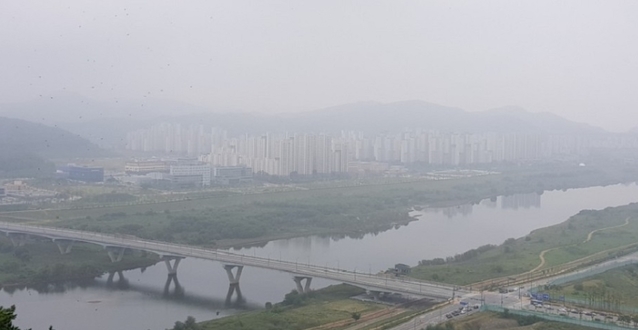 ▲ 세종시민들은 타지역에 비해 미세먼지로 건강을 크게 위협받을 정도로 그 심각성이 부각되고 있다. 사진은 미세먼지로 가득한 세종 행복도시 전경.ⓒ행복청