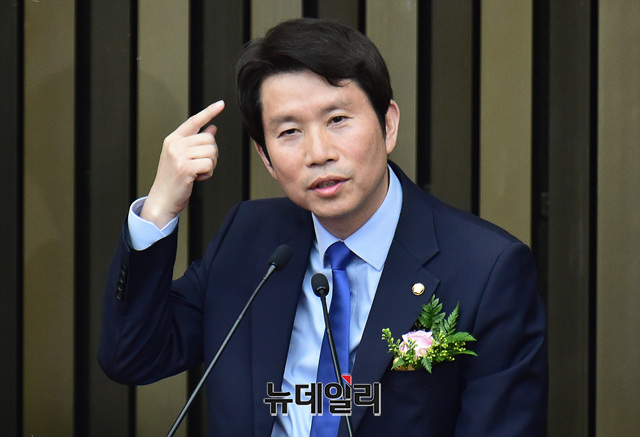 ▲ 이인영 더불어민주당 신임 원내대표가 8일 오후 국회에서 열린 더불어민주당 제4기 원내대표 선출을 위한 의원총회에서 당선 소감을 밝히고 있다. ⓒ이종현 기자