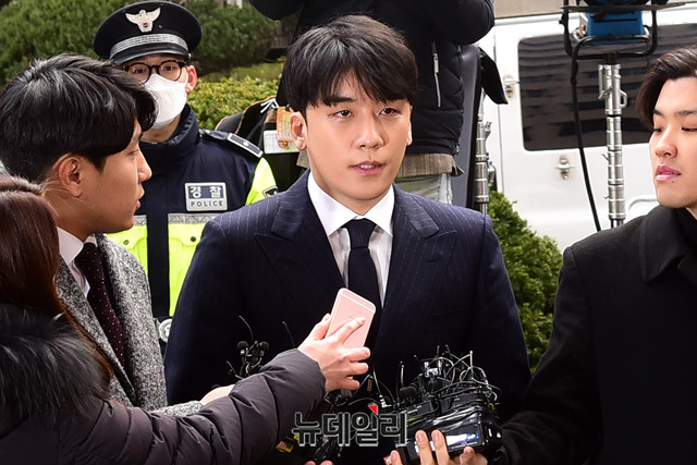 ▲ ▲해외투자자를 성접대했다는 의혹을 사고 있는 가수 승리가 지난 3월 14일 서울 종로구 서울지방경찰청 청사 앞에서 기자들의 질문에 답하고 있다. ⓒ박성원 기자