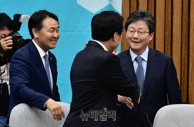 ▲ 바른미래당 김관영 원내대표와 손학규 당대표, 유승민 전 대표가 8일 오후 국회에서 열린 의원총회 장에서 악수를 나누고 있다. ⓒ이종현 기자