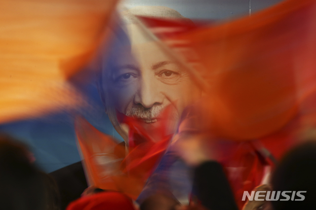 ▲ 지난 3월 31일 지방선거 후 에르도안 대통령을 연호하는 지지자들ⓒ뉴시스.