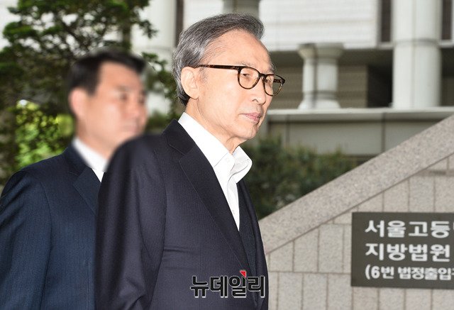 ▲ 8일 항소심 공판에 출석한 이명박 전 대통령.ⓒ박성원 기자