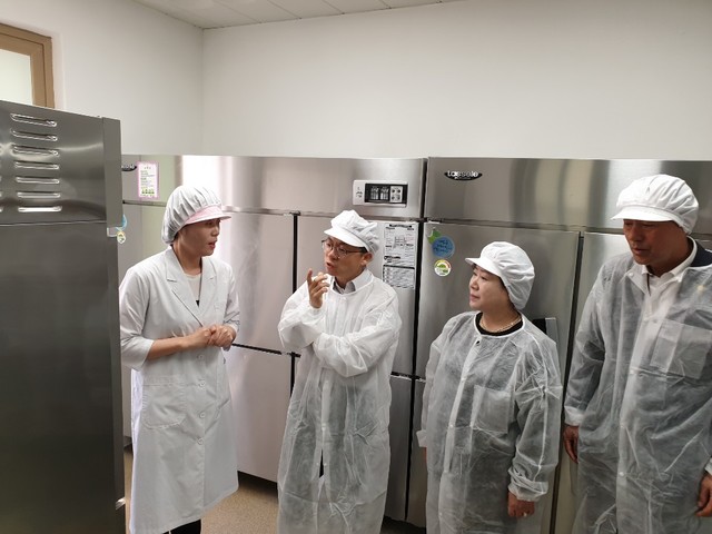 ▲ 전진석 경북부교육감은 8일 한국생명과학고를 찾아 식재료 검수 시 복수대면검수 이행여부, 급식시설 및 식재료 보관 관리 실태, 학교급식종사자의 위생관리 실태 등을 점검했다.ⓒ경북교육청