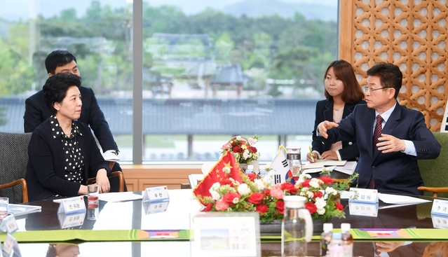 ▲ 이철우 도지사를 예방한 자리에서 우란 부서기(왼쪽)는 지난해 이철우 도지사의 후난성 방문과 그 동안의 가시적인 교류협력 사업에 대해 사의를 표했다.ⓒ경북도